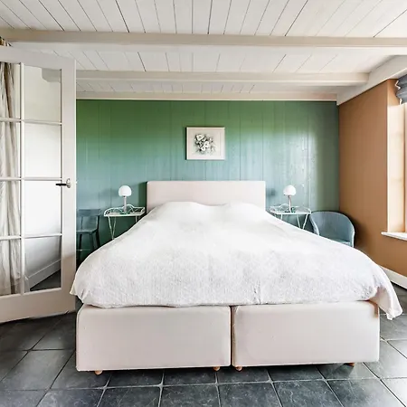 Spacious De Pauwenhof Holiday home Heiloo