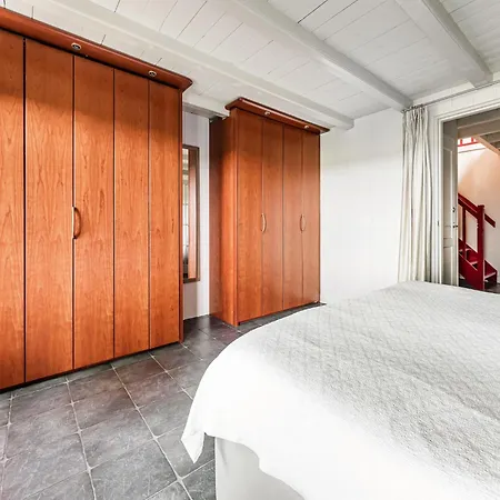 Spacious De Pauwenhof * Heiloo