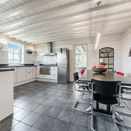 Spacious De Pauwenhof