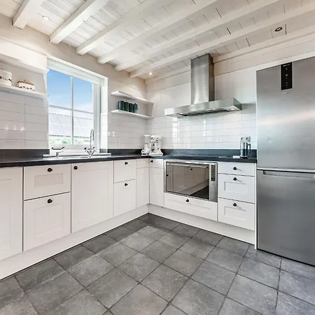 Holiday home Spacious De Pauwenhof Heiloo