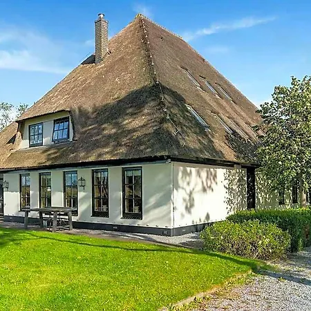 Spacious De Pauwenhof
