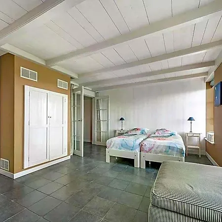 Spacious De Pauwenhof Хейло