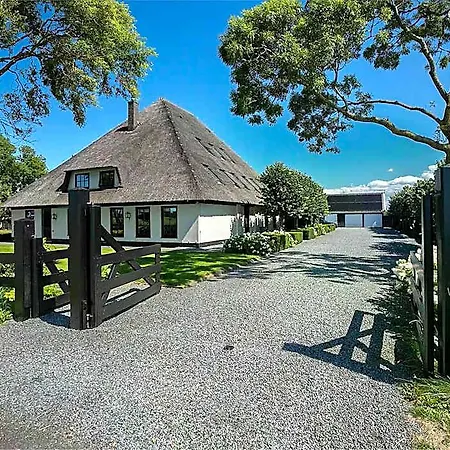 Spacious De Pauwenhof * Heiloo