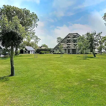 Spacious De Pauwenhof