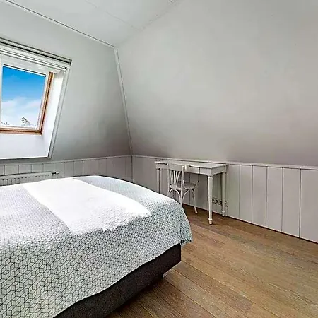 Spacious De Pauwenhof *
