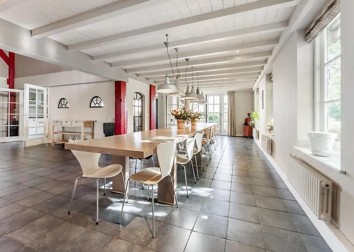 Spacious De Pauwenhof