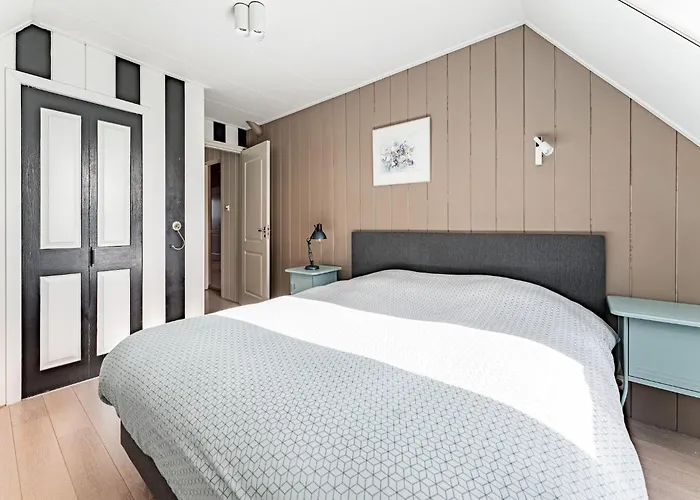 Spacious De Pauwenhof