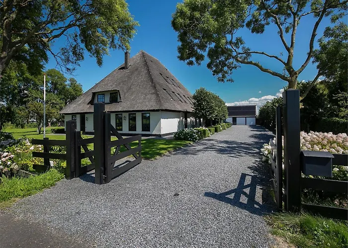 Spacious De Pauwenhof *