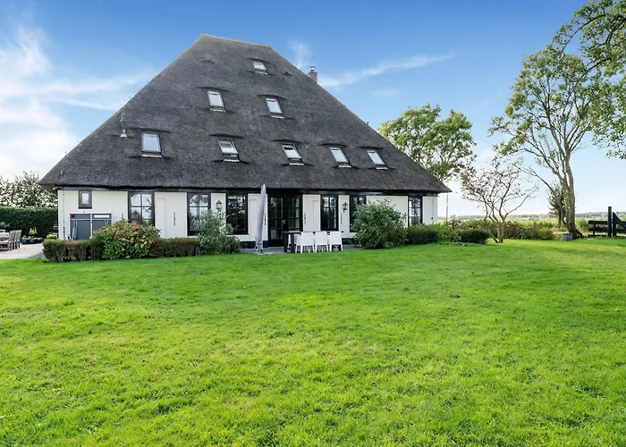 Spacious De Pauwenhof * Heiloo