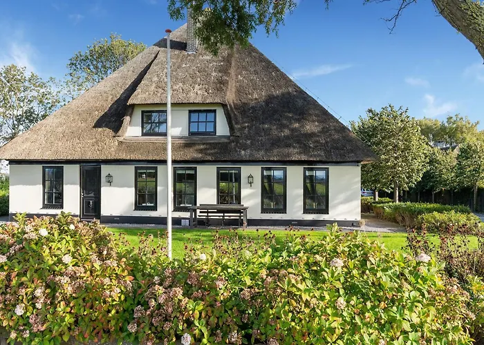 Spacious De Pauwenhof Ferienhaus Heiloo