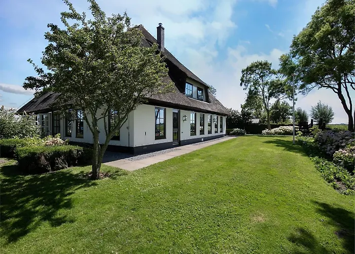 Spacious De Pauwenhof