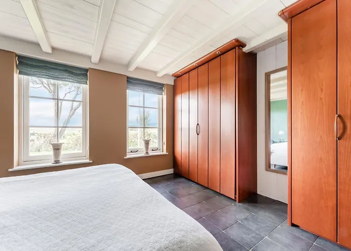 Spacious De Pauwenhof *