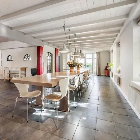 Spacious De Pauwenhof