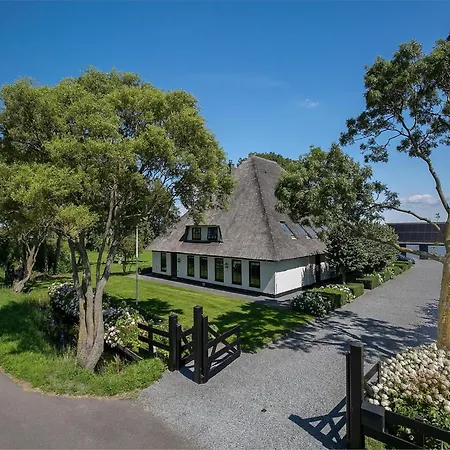 Vakantiehuis Spacious De Pauwenhof