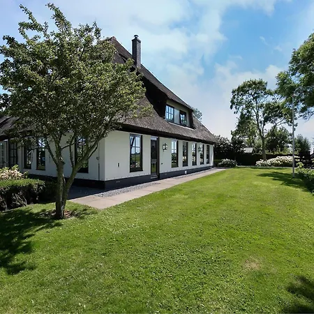 Spacious De Pauwenhof