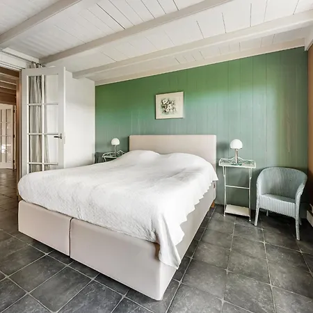 Vakantiehuis Spacious De Pauwenhof *