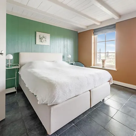 Vakantiehuis Spacious De Pauwenhof Heiloo