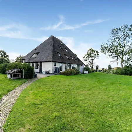 Vakantiehuis Spacious De Pauwenhof *