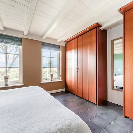 Spacious De Pauwenhof *